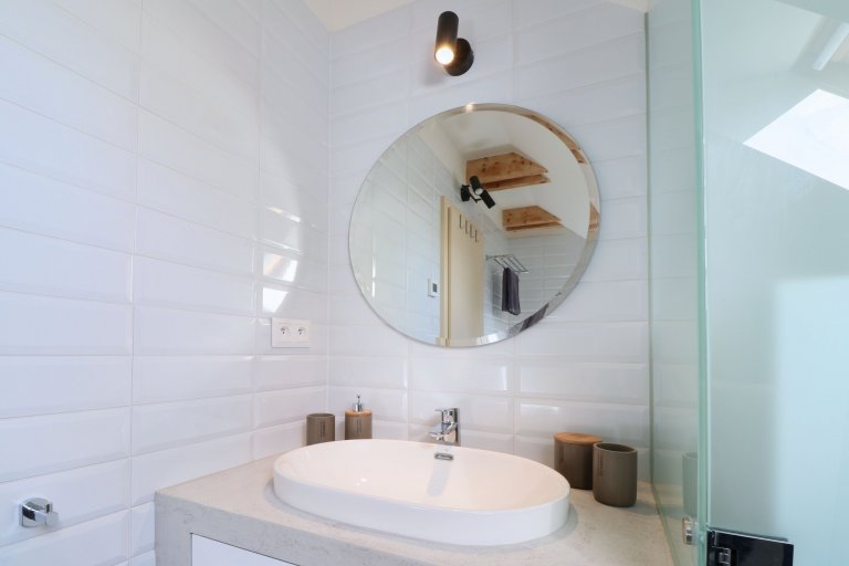 Design a realizace interiéru domu, kde vás vítá slunce. Lépe řečeno žluté dveře :) Interiér byl šitý na míru klientce s důrazem na použití kvalitních materiálů…