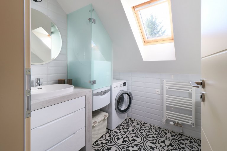 Design a realizace interiéru domu, kde vás vítá slunce. Lépe řečeno žluté dveře :) Interiér byl šitý na míru klientce s důrazem na použití kvalitních materiálů…