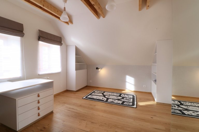 Design a realizace interiéru domu, kde vás vítá slunce. Lépe řečeno žluté dveře :) Interiér byl šitý na míru klientce s důrazem na použití kvalitních materiálů…