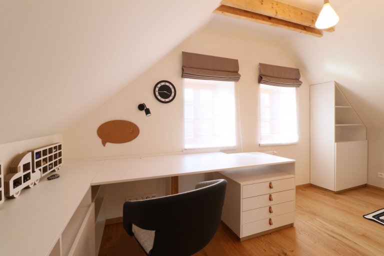 Design a realizace interiéru domu, kde vás vítá slunce. Lépe řečeno žluté dveře :) Interiér byl šitý na míru klientce s důrazem na použití kvalitních materiálů…