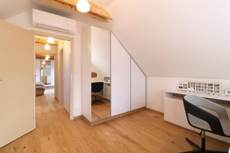 Design a realizace interiéru domu, kde vás vítá slunce. Lépe řečeno žluté dveře :) Interiér byl šitý na míru klientce s důrazem na použití kvalitních materiálů…