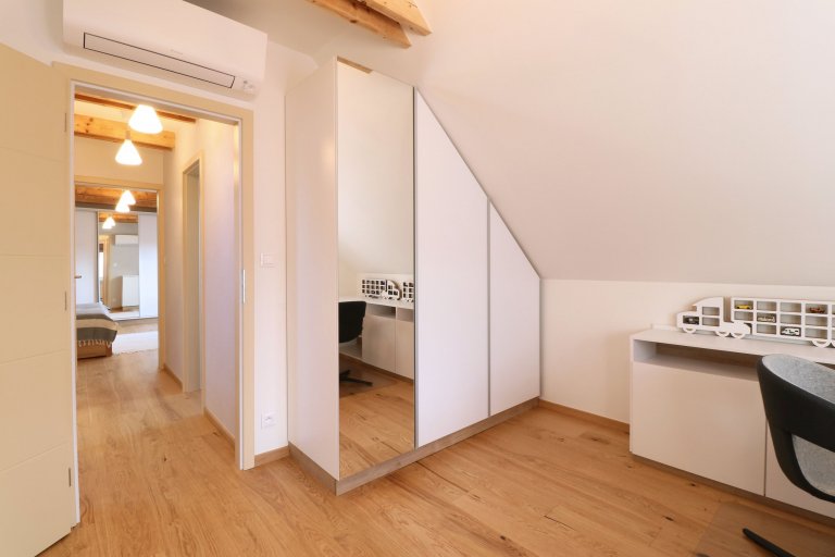 Design a realizace interiéru domu, kde vás vítá slunce. Lépe řečeno žluté dveře :) Interiér byl šitý na míru klientce s důrazem na použití kvalitních materiálů…