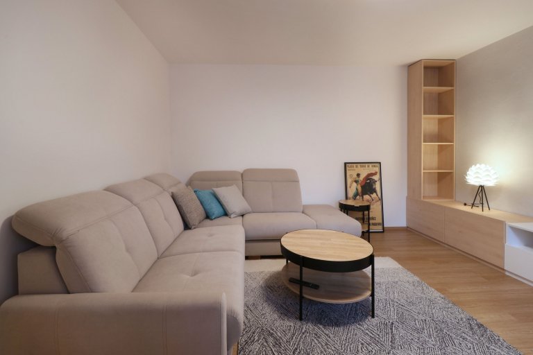 Design a realizace interiéru domu, kde vás vítá slunce. Lépe řečeno žluté dveře :) Interiér byl šitý na míru klientce s důrazem na použití kvalitních materiálů…