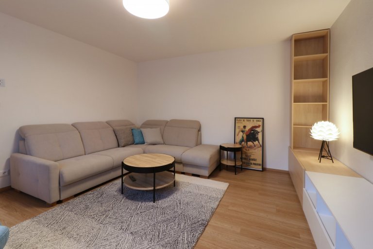 Design a realizace interiéru domu, kde vás vítá slunce. Lépe řečeno žluté dveře :) Interiér byl šitý na míru klientce s důrazem na použití kvalitních materiálů…