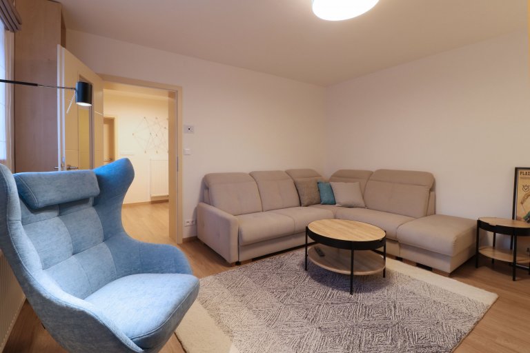 Design a realizace interiéru domu, kde vás vítá slunce. Lépe řečeno žluté dveře :) Interiér byl šitý na míru klientce s důrazem na použití kvalitních materiálů…