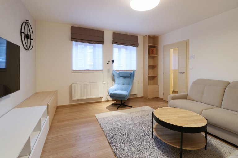 Design a realizace interiéru domu, kde vás vítá slunce. Lépe řečeno žluté dveře :) Interiér byl šitý na míru klientce s důrazem na použití kvalitních materiálů…