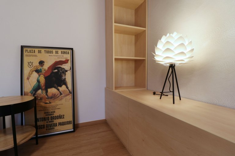 Design a realizace interiéru domu, kde vás vítá slunce. Lépe řečeno žluté dveře :) Interiér byl šitý na míru klientce s důrazem na použití kvalitních materiálů…