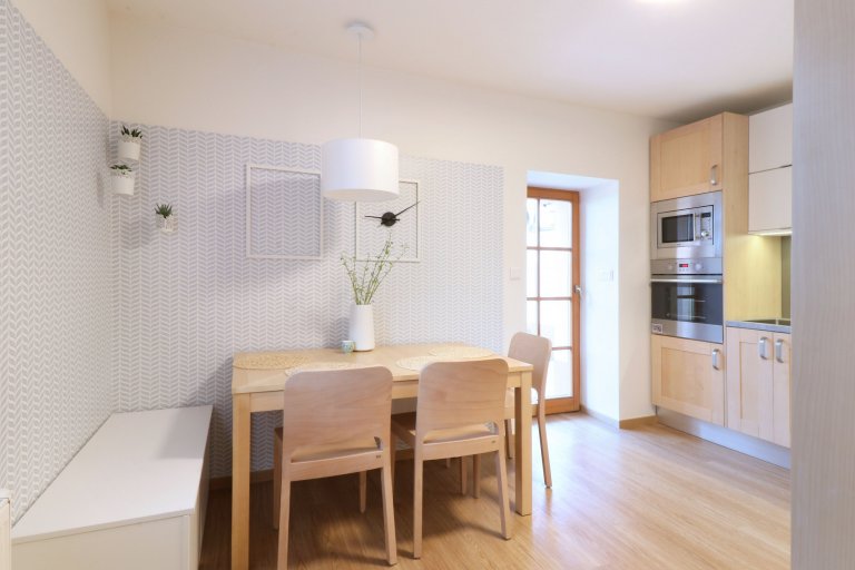 Design a realizace interiéru domu, kde vás vítá slunce. Lépe řečeno žluté dveře :) Interiér byl šitý na míru klientce s důrazem na použití kvalitních materiálů…