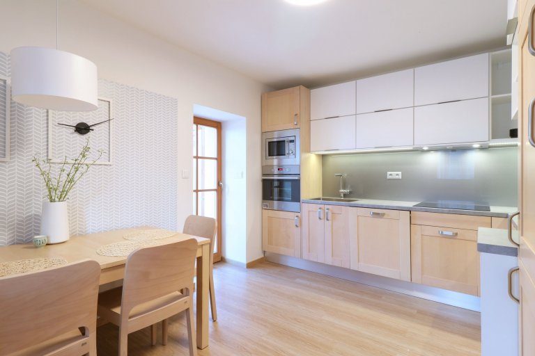 Design a realizace interiéru domu, kde vás vítá slunce. Lépe řečeno žluté dveře :) Interiér byl šitý na míru klientce s důrazem na použití kvalitních materiálů…