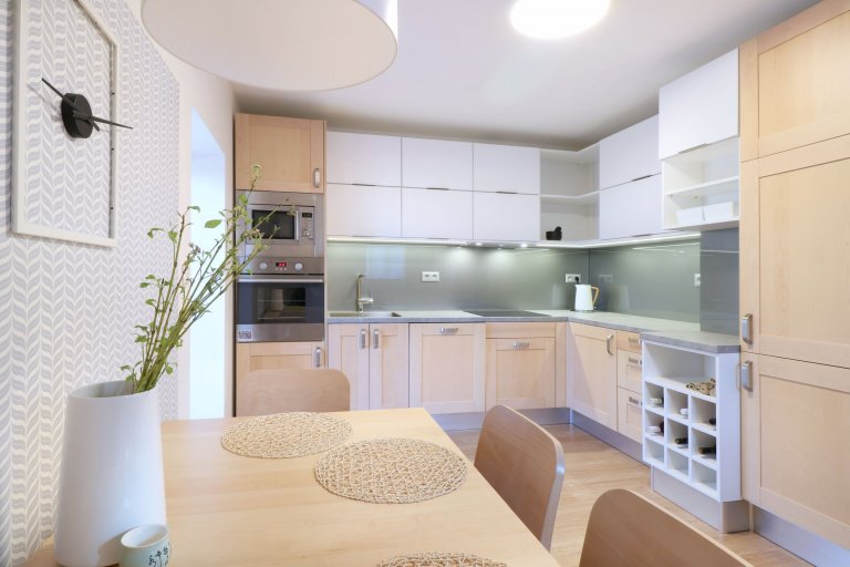 Design a realizace interiéru domu, kde vás vítá slunce. Lépe řečeno žluté dveře :) Interiér byl šitý na míru klientce s důrazem na použití kvalitních materiálů…