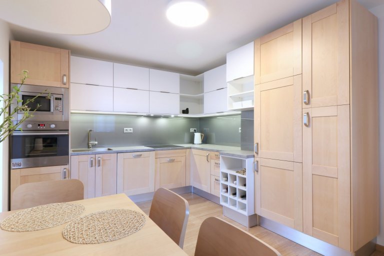 Design a realizace interiéru domu, kde vás vítá slunce. Lépe řečeno žluté dveře :) Interiér byl šitý na míru klientce s důrazem na použití kvalitních materiálů…