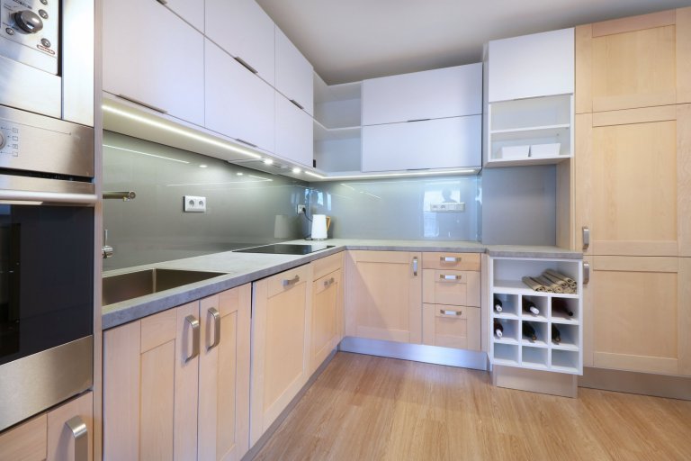 Design a realizace interiéru domu, kde vás vítá slunce. Lépe řečeno žluté dveře :) Interiér byl šitý na míru klientce s důrazem na použití kvalitních materiálů…