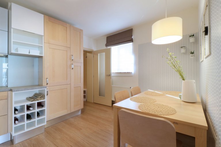 Design a realizace interiéru domu, kde vás vítá slunce. Lépe řečeno žluté dveře :) Interiér byl šitý na míru klientce s důrazem na použití kvalitních materiálů…