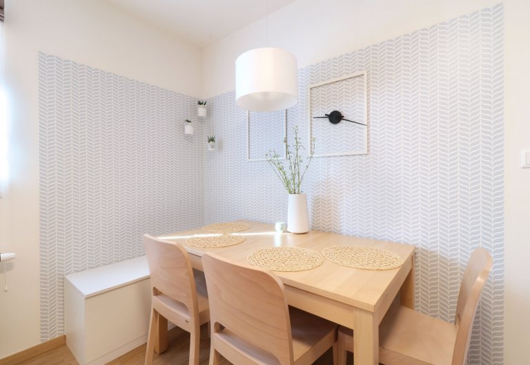 Design a realizace interiéru domu, kde vás vítá slunce. Lépe řečeno žluté dveře :) Interiér byl šitý na míru klientce s důrazem na použití kvalitních materiálů…