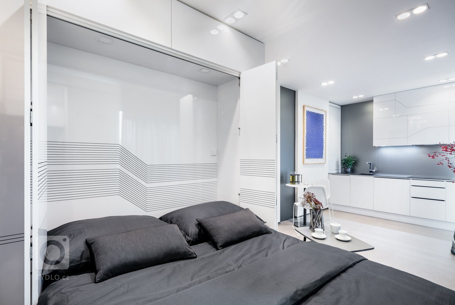 Původně jako investiční byt na krátkodobý pronájem, časem změněno díky zásadní změně v klientově životě na jeho kancelář &quot;koučovací ateliér&quot;.…