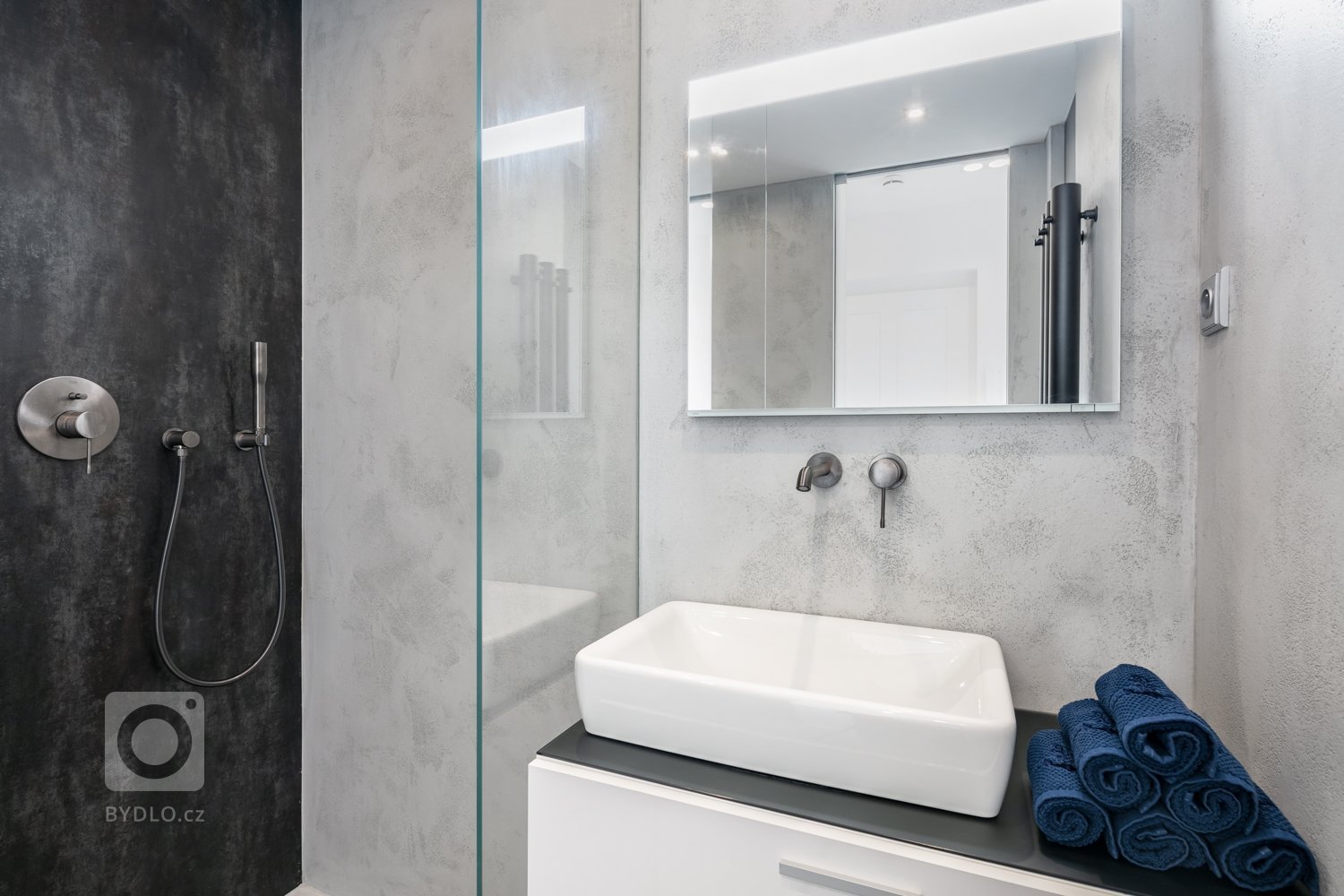 Původně jako investiční byt na krátkodobý pronájem, časem změněno díky zásadní změně v klientově životě na jeho kancelář &quot;koučovací ateliér&quot;.…