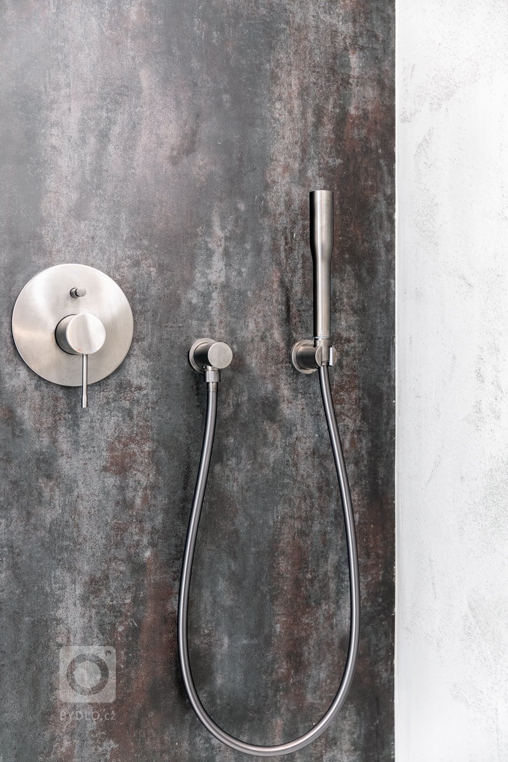 Původně jako investiční byt na krátkodobý pronájem, časem změněno díky zásadní změně v klientově životě na jeho kancelář &quot;koučovací ateliér&quot;.…