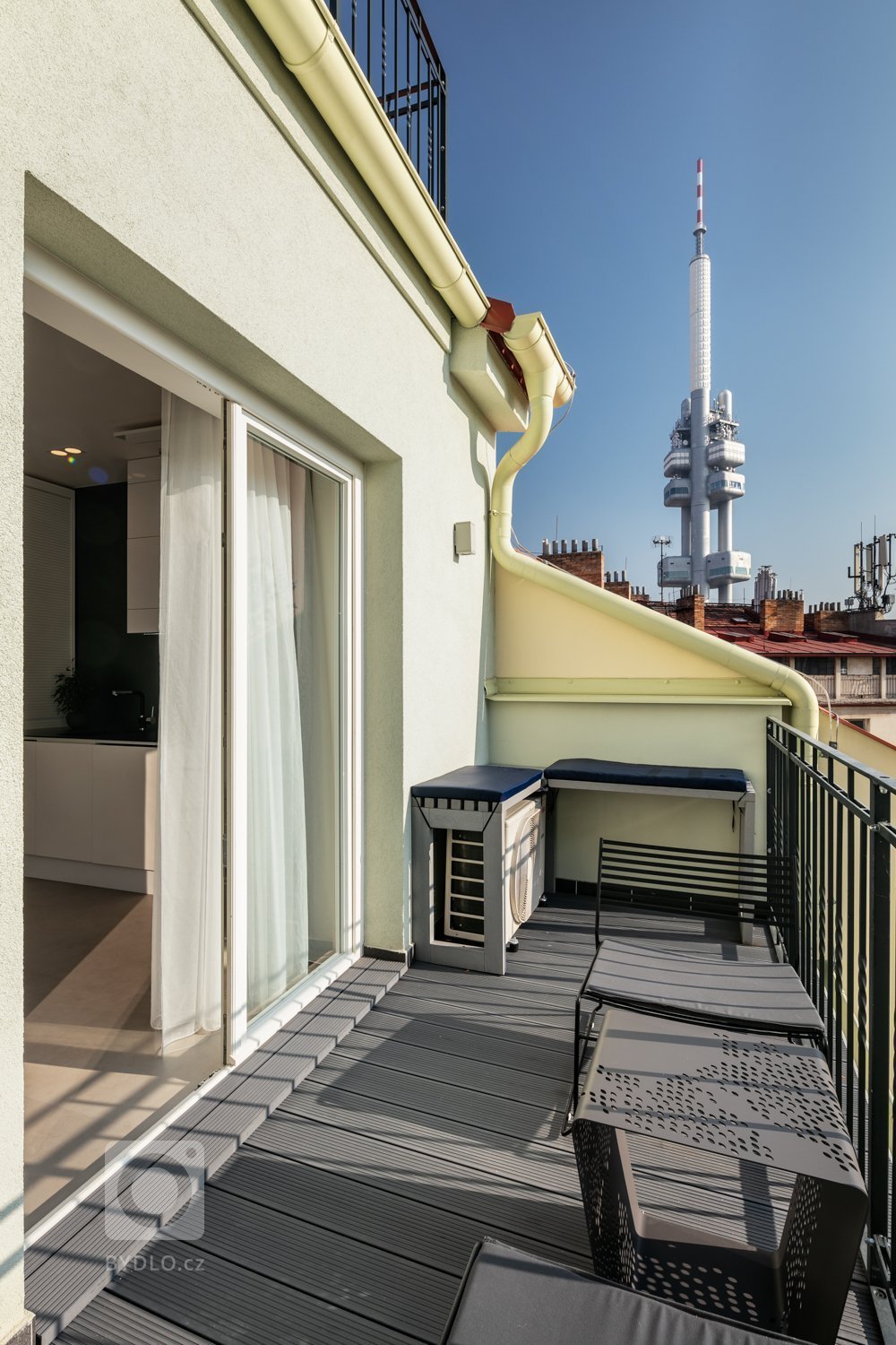 Původně jako investiční byt na krátkodobý pronájem, časem změněno díky zásadní změně v klientově životě na jeho kancelář &quot;koučovací ateliér&quot;.…