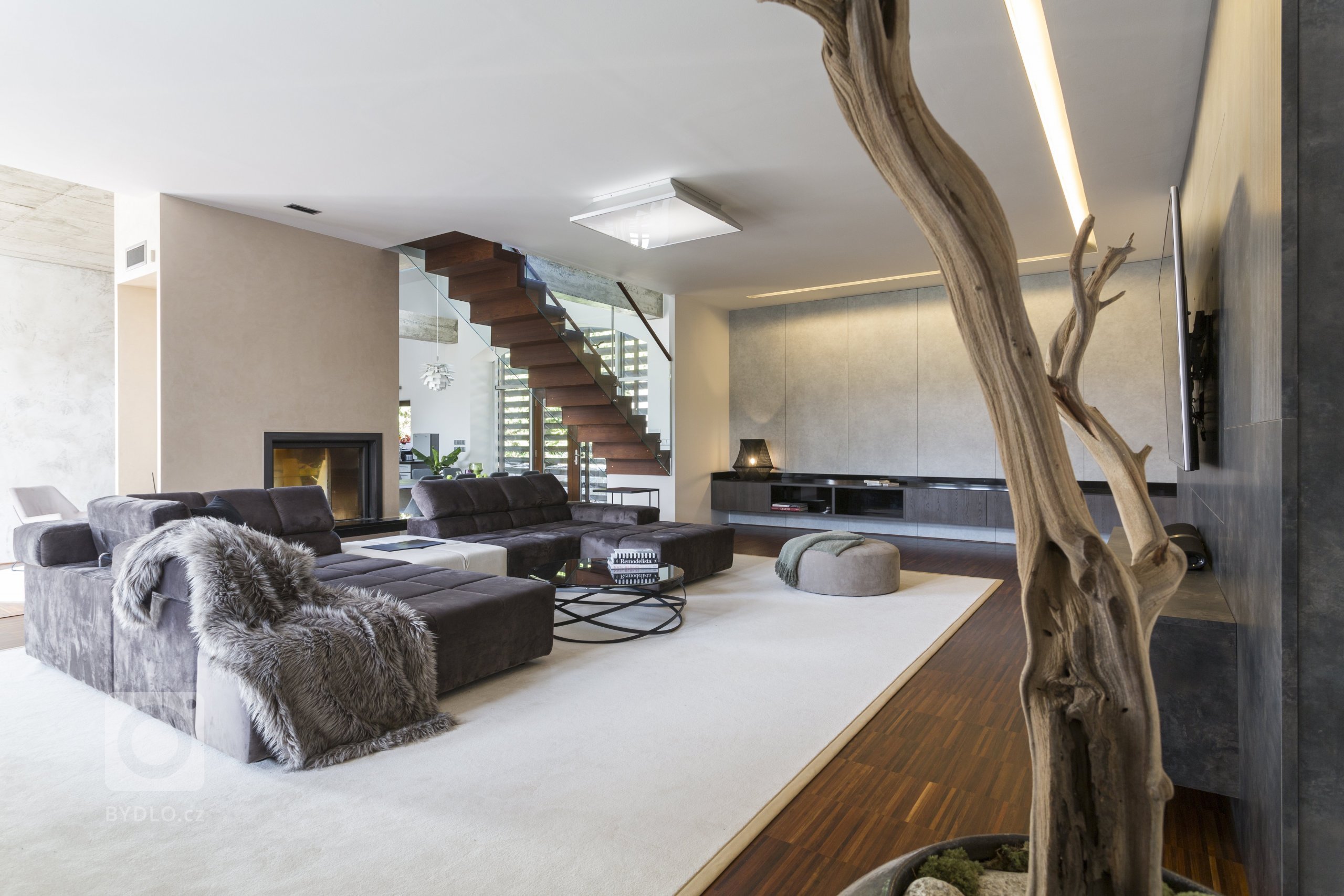 Návrh a realizace interiéru nového křídla statku za Prahou. K&nbsp;původní budově statku bylo dostavěno nové křídlo, které bude obývat mladá rodina. Jednalo se…