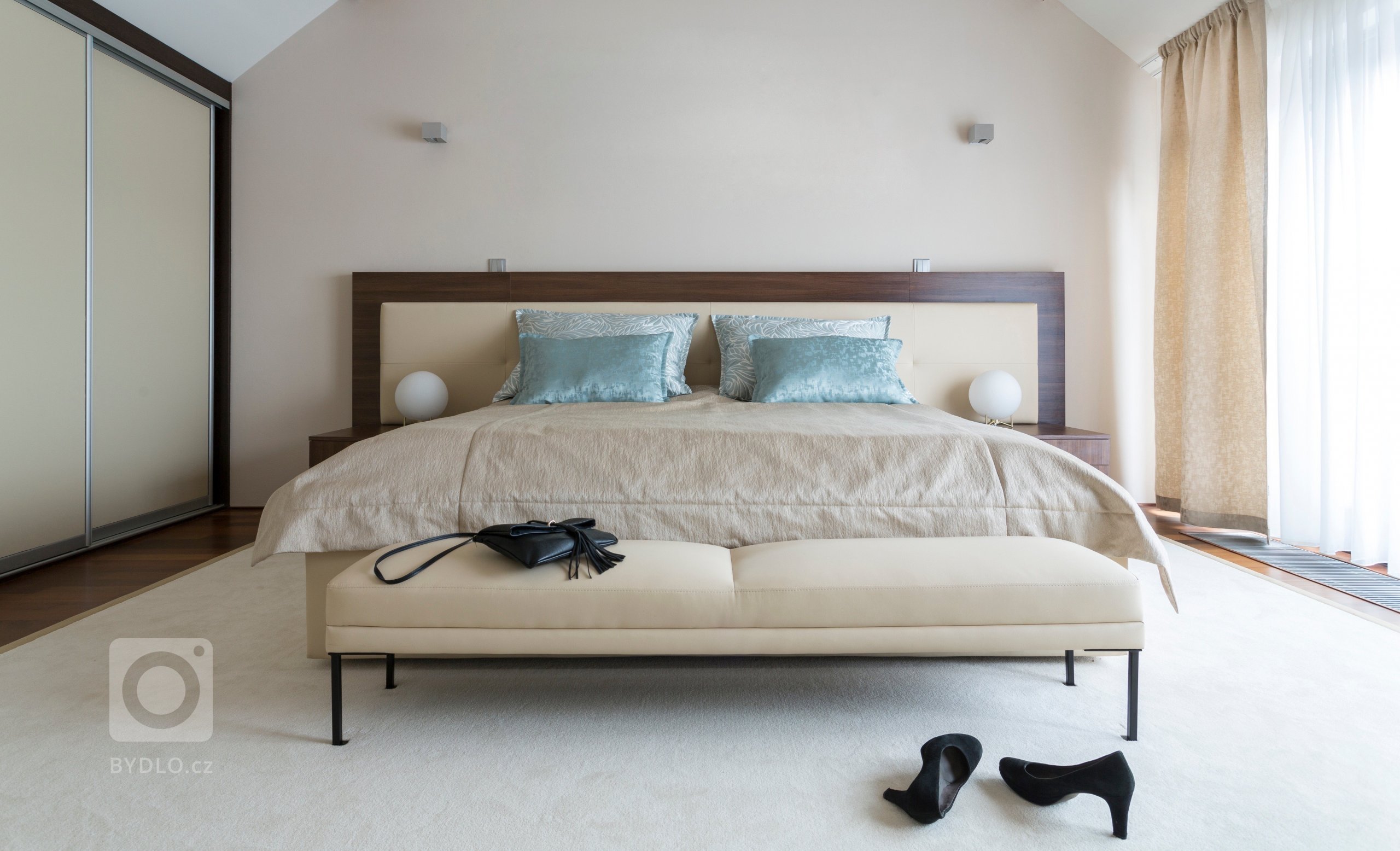 Návrh a realizace interiéru nového křídla statku za Prahou. K&nbsp;původní budově statku bylo dostavěno nové křídlo, které bude obývat mladá rodina. Jednalo se…