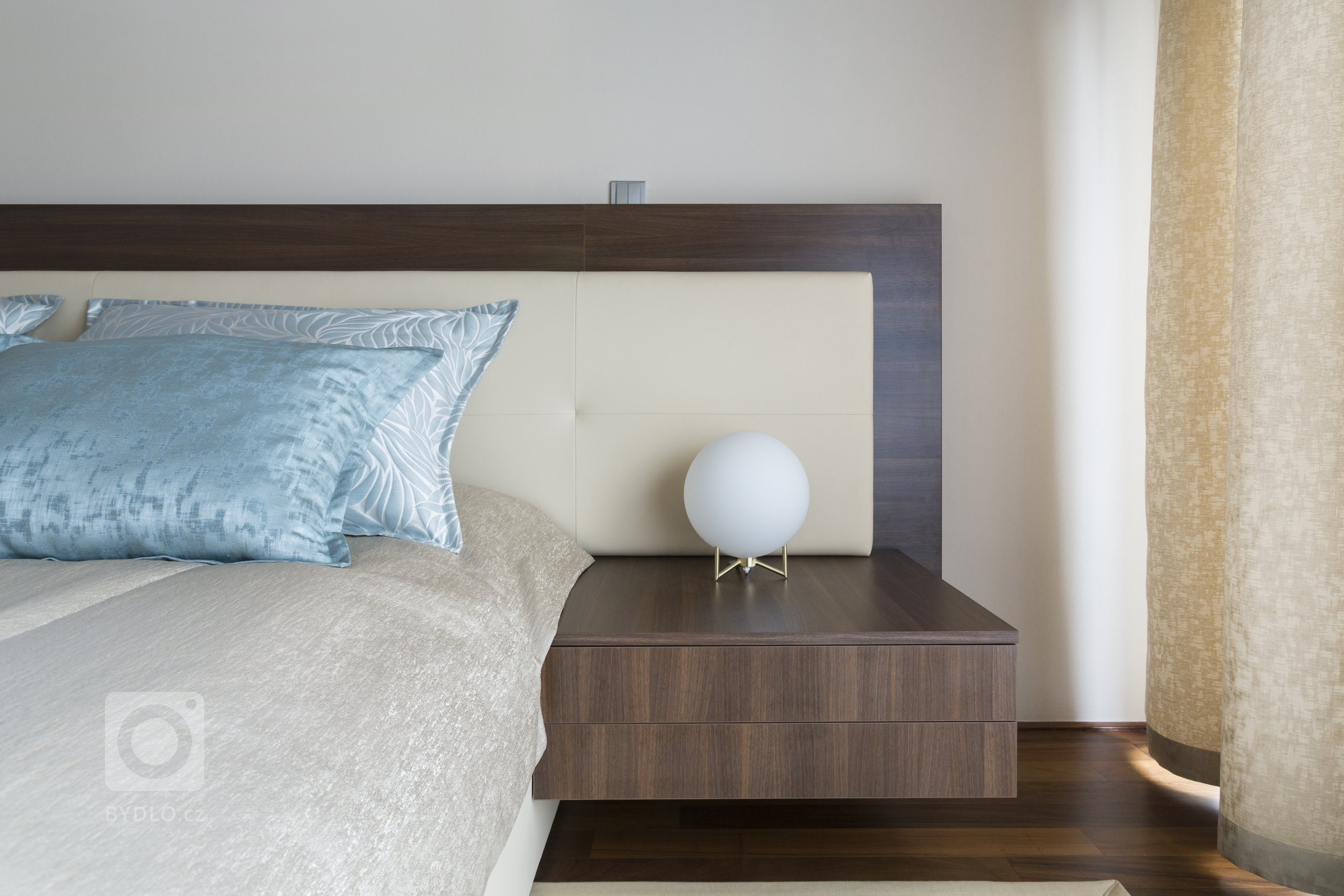 Návrh a realizace interiéru nového křídla statku za Prahou. K&nbsp;původní budově statku bylo dostavěno nové křídlo, které bude obývat mladá rodina. Jednalo se…