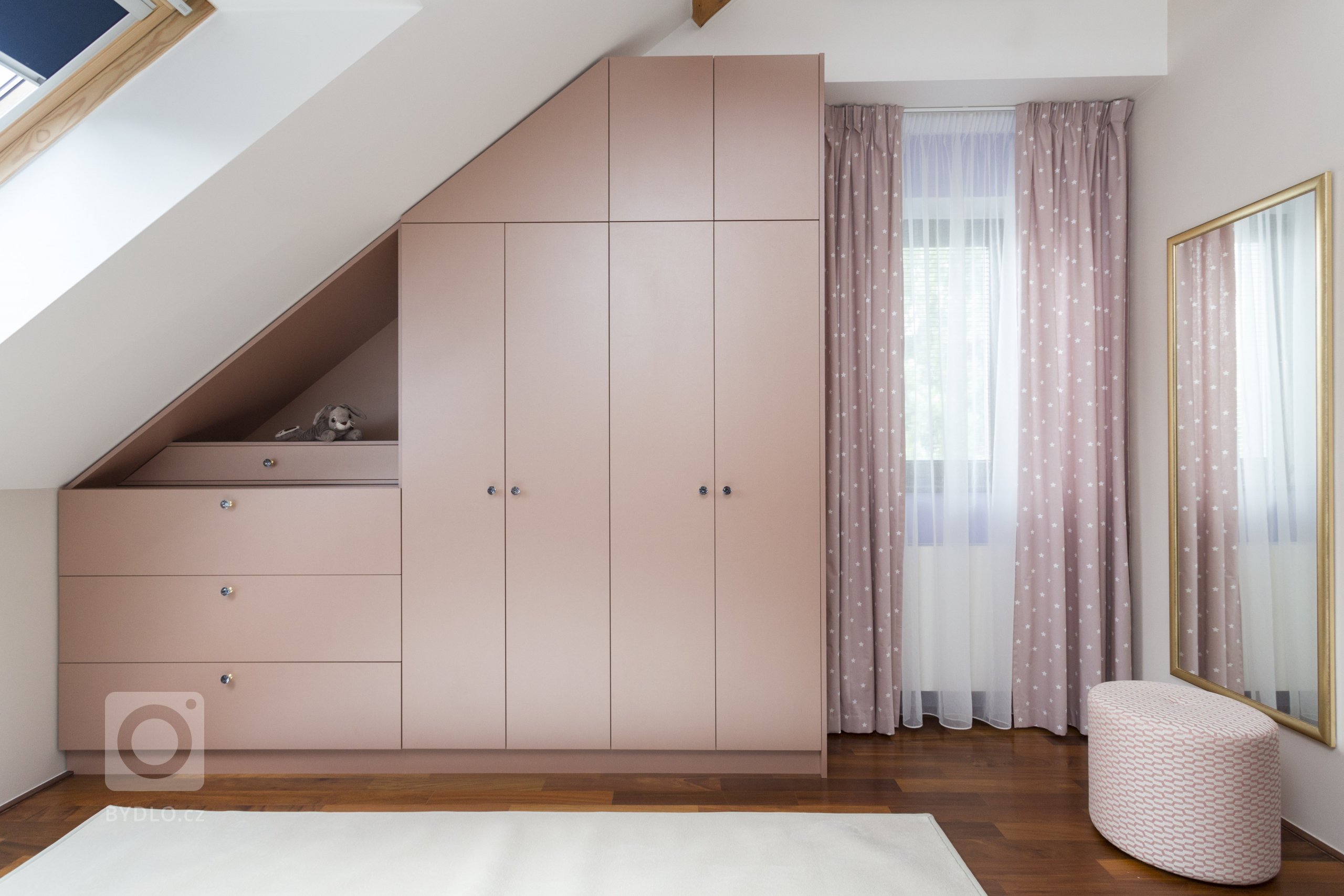 Návrh a realizace interiéru nového křídla statku za Prahou. K&nbsp;původní budově statku bylo dostavěno nové křídlo, které bude obývat mladá rodina. Jednalo se…