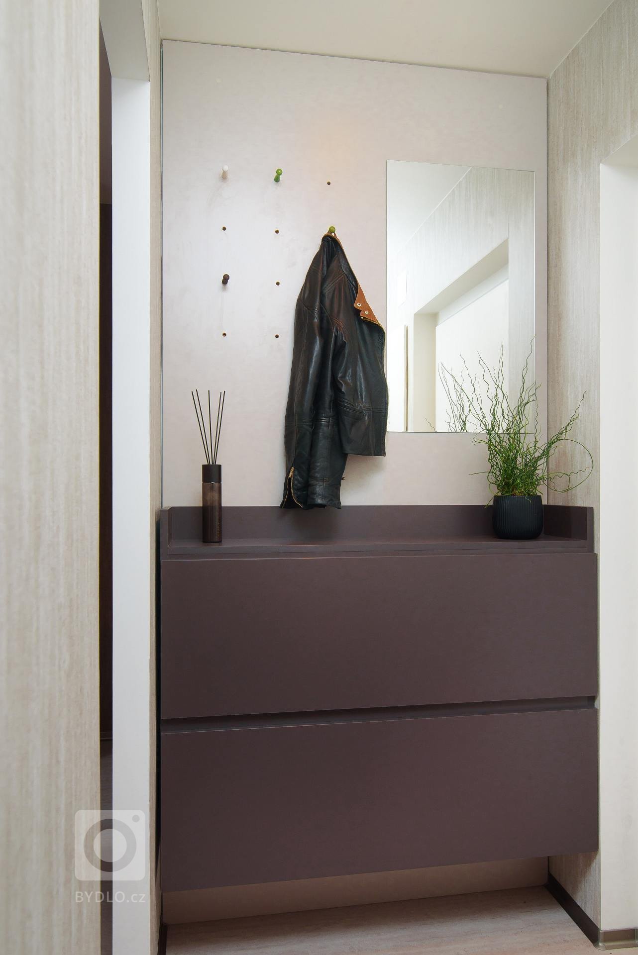 &quot;Chci byt, co bude sloužit mně a ne já jemu&quot; &nbsp;bylo zadání od klientky, paní profesorky matematiky. Byt o velikosti 24 metrů čtverečních byl…