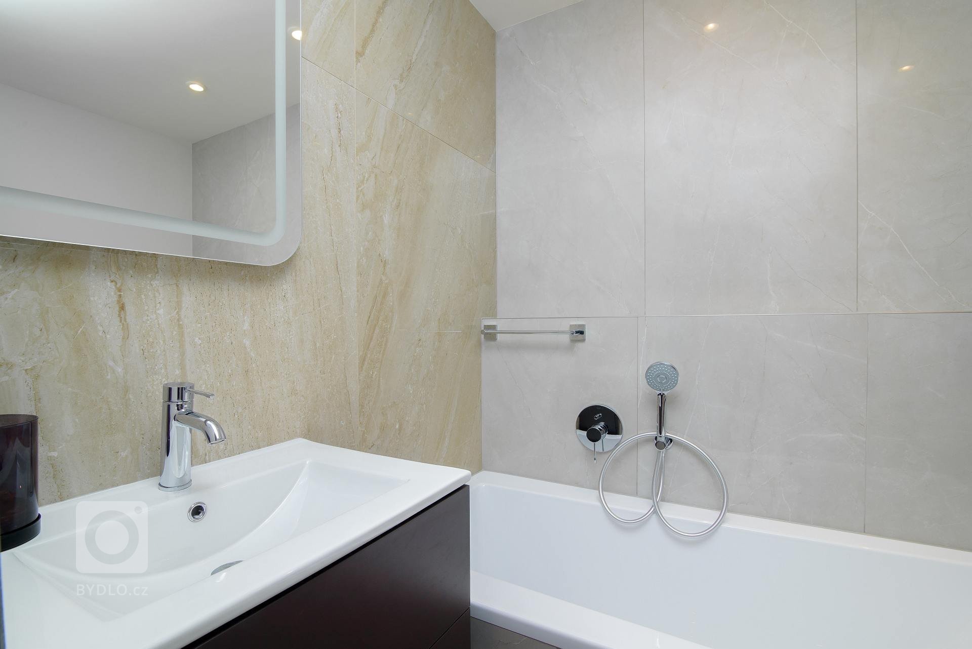 "Chci byt, co bude sloužit mně a ne já jemu" &nbsp;bylo zadání od klientky, paní profesorky matematiky. Byt o velikosti 24 metrů čtverečních byl…