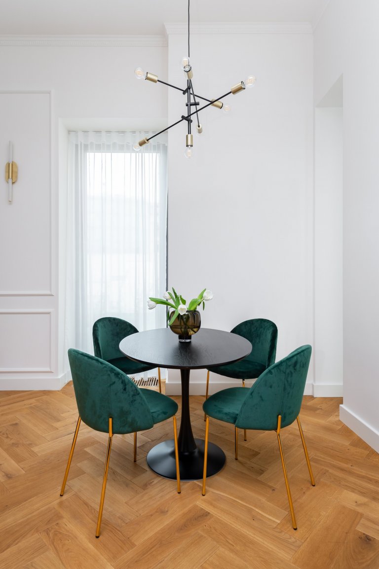 Jídelní stůl zakázková výroba s židlemi ze zeleného sametu se zlatým podnožím. 