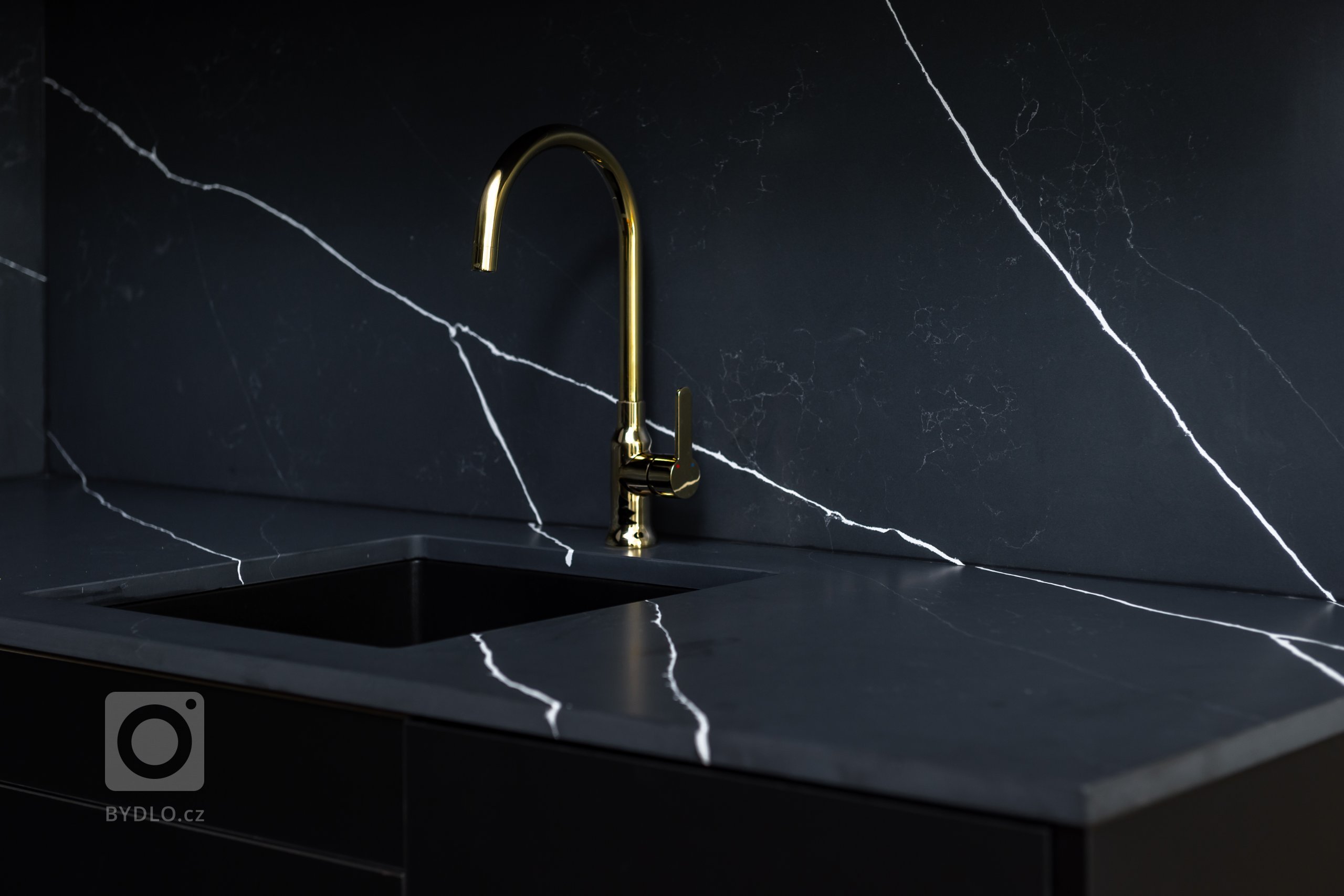 Detail na pracovní desku s mosaznou baterií.