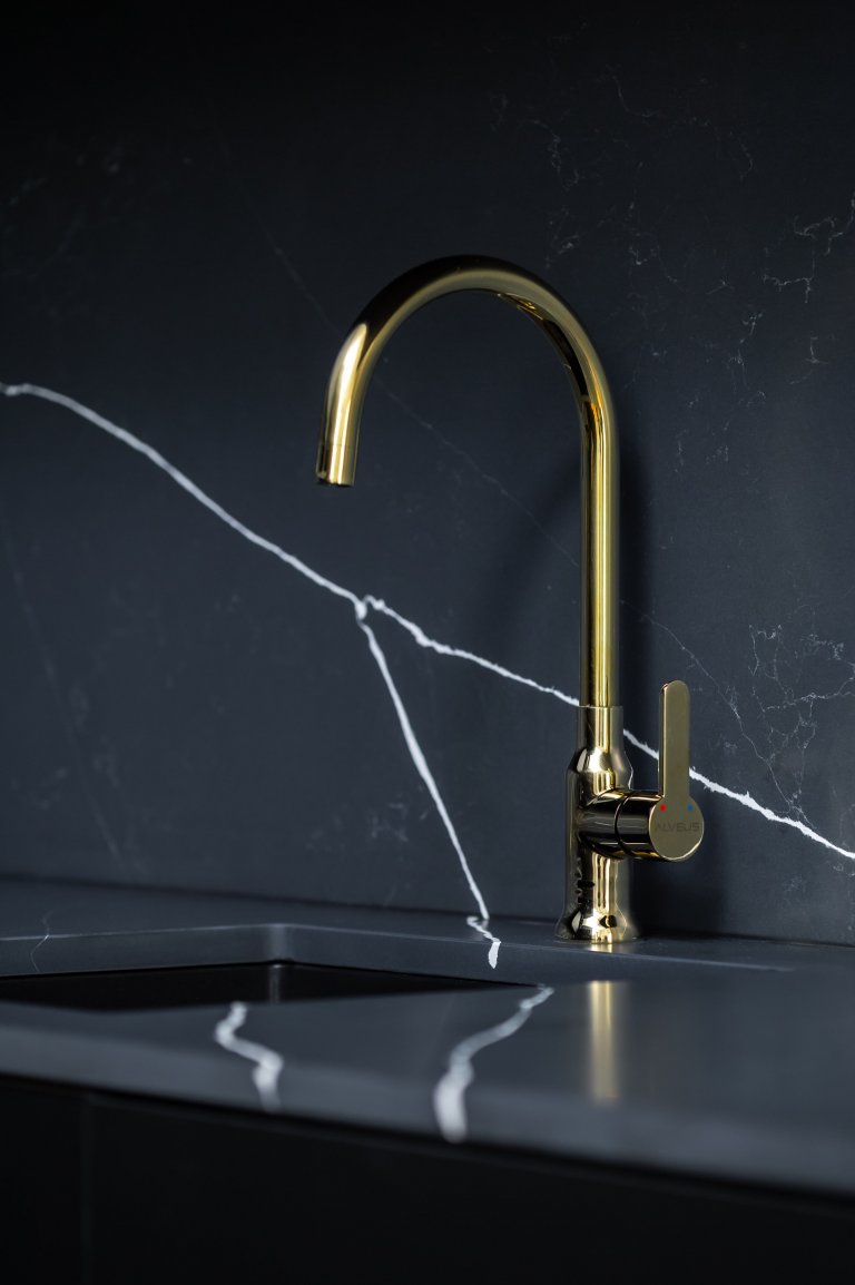 Detail na pracovní desku s mosaznou baterií.