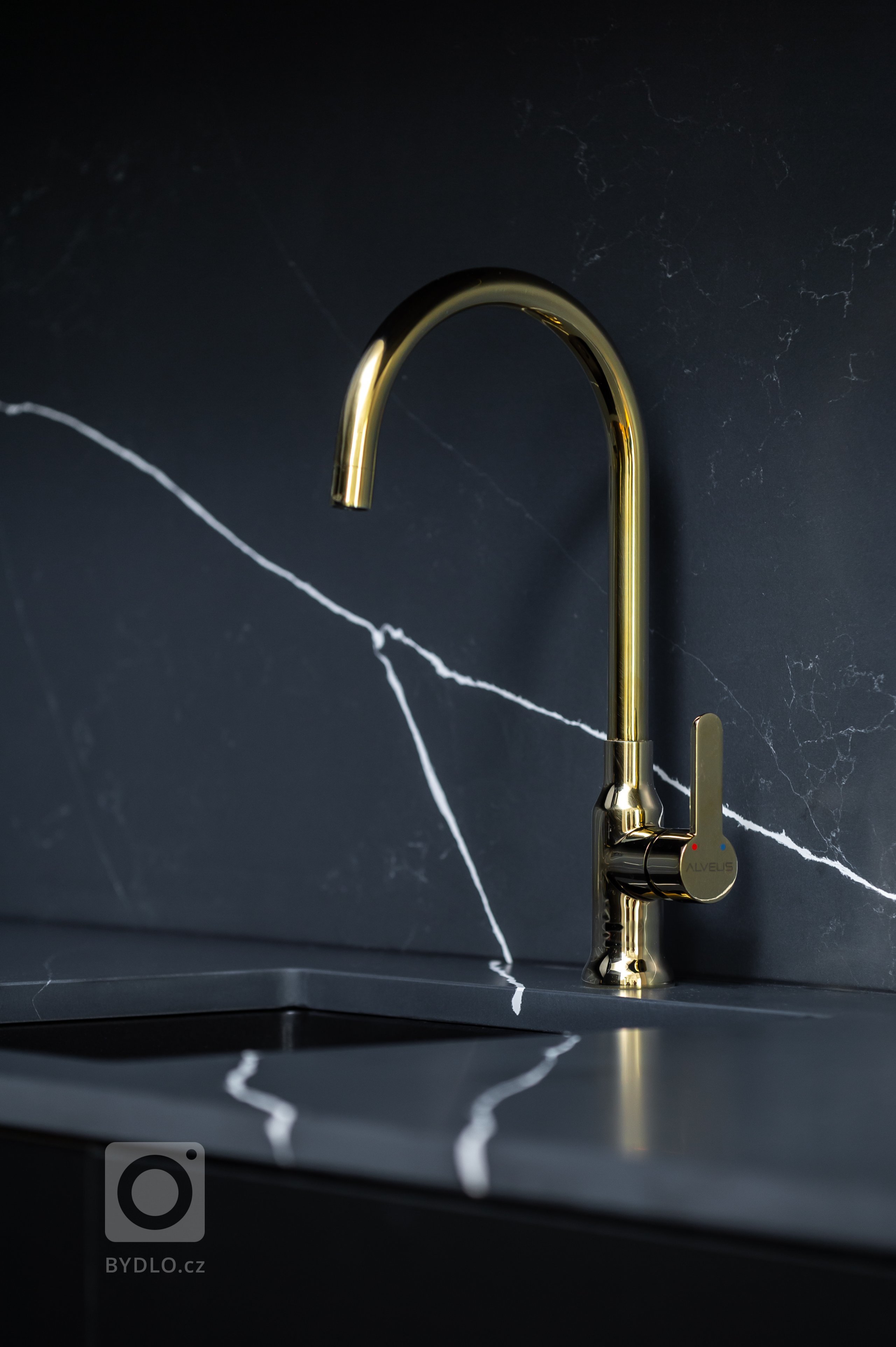 Detail na pracovní desku s mosaznou baterií.