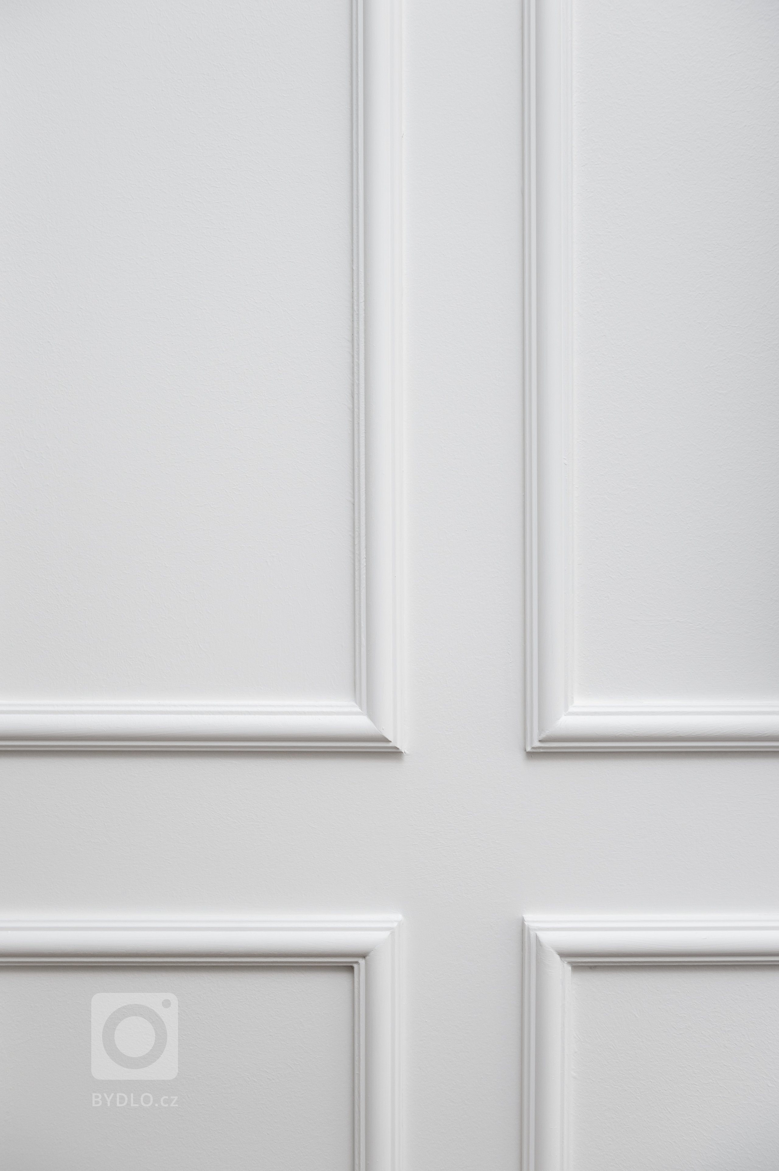 Detail na stěnu s okrasnými lištami