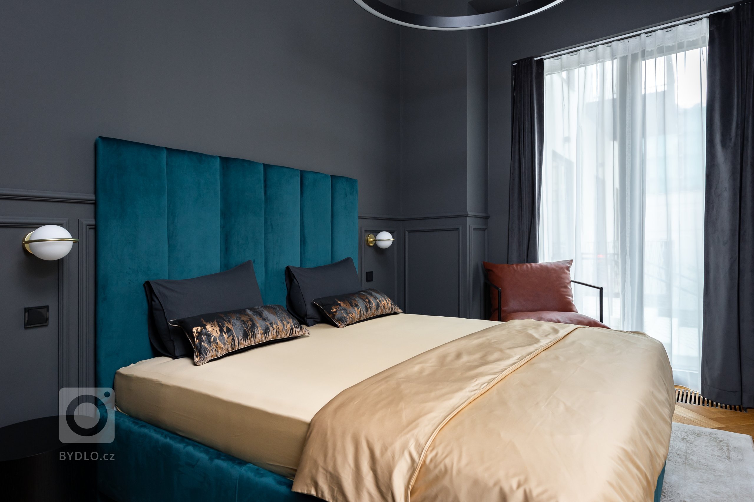 Detail na sametovou postel s 170 cm vysokým čelem, vyrobeno na míru.