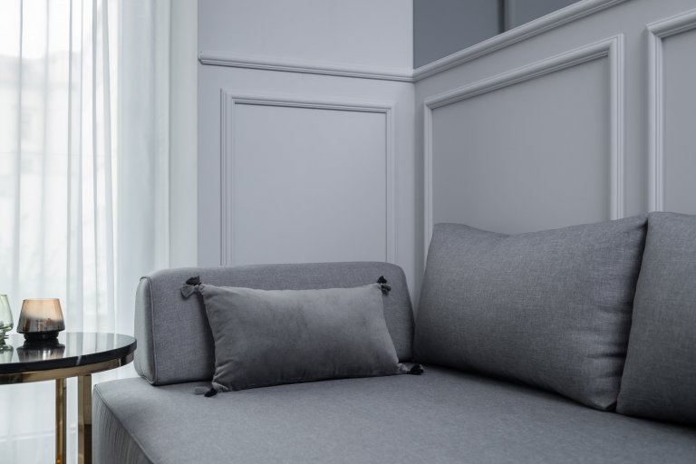 Detail na pohovku na míru v hostovské místnosti.