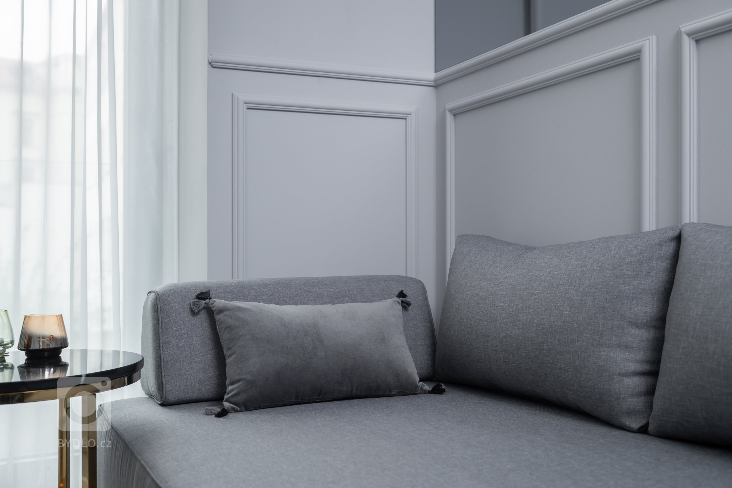 Detail na pohovku na míru v hostovské místnosti.