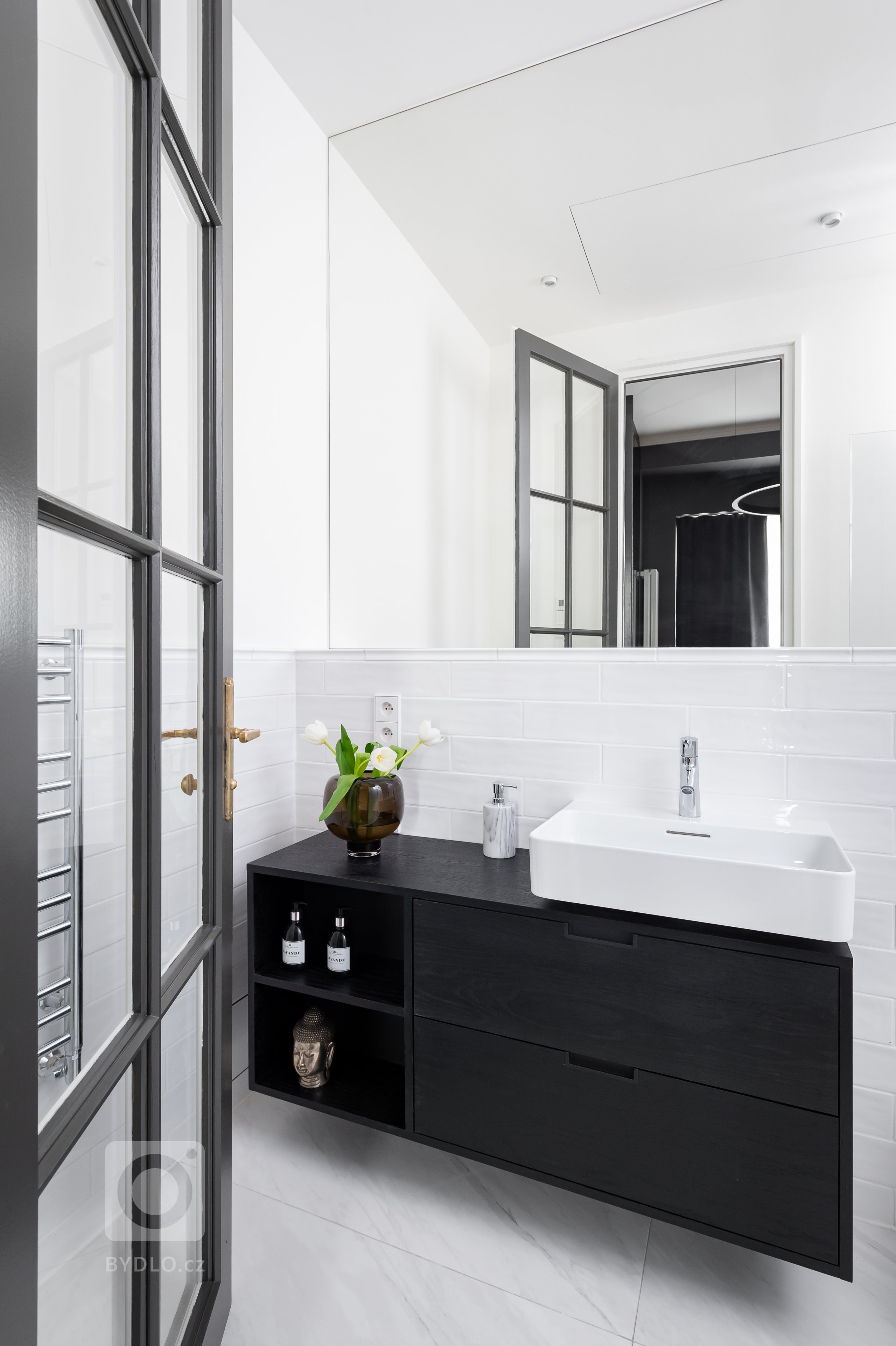 Koupelna s vchodem z ložnice. Retro "metro obklady" v bílém provedení. Umyvadlová skříňka na míru z černé dubové dýhy s voděodolnou povrchovou úpravou do vlhkých prostor.