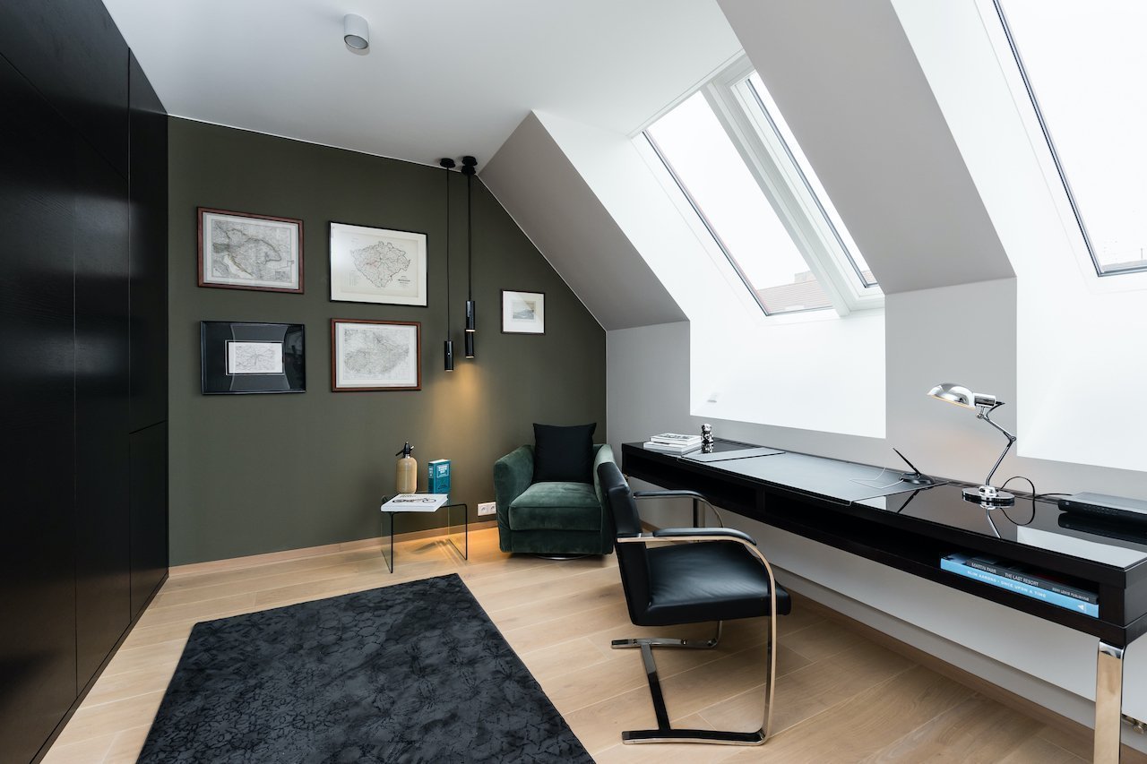 Pánský interiér od studia Urban interior s akcentním zeleným otáčivým křeslem. 