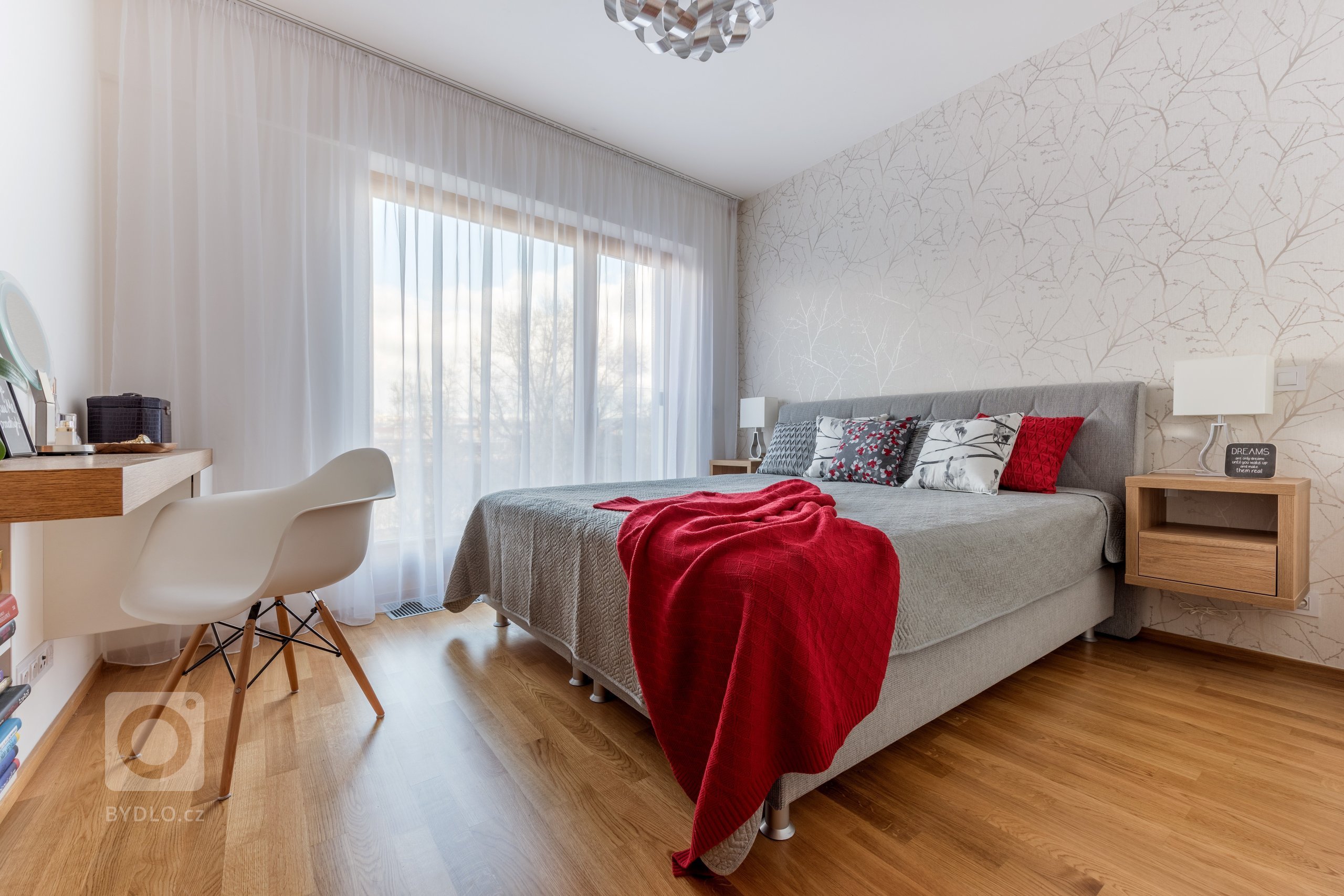 Královské Vinohrady jsou rezidenční čtvrtí se širokými ulicemi plnými elegantních činžovních domů, půvabných kaváren, dobrých restaurací i zeleně. Noblesu této…