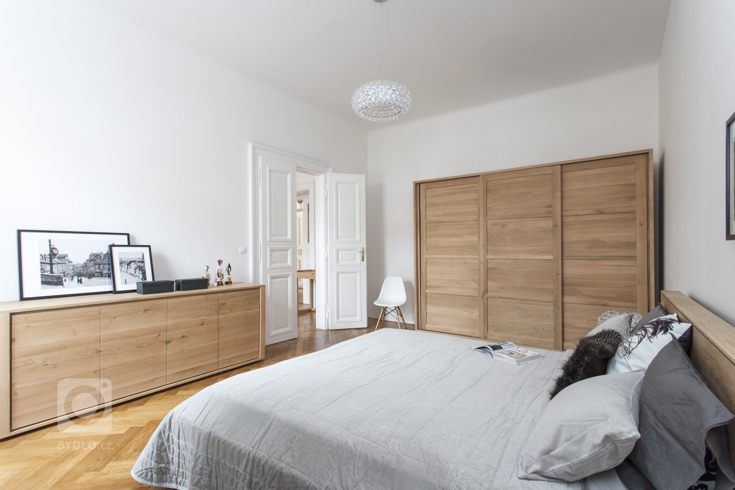 Byt dýchá příjemnou atmosférou,&nbsp;dům je ze 30. let 20. století v klidné ulici přímo v centru pražského dění. Při rekonstrukci se podařílo zachovat řadu…