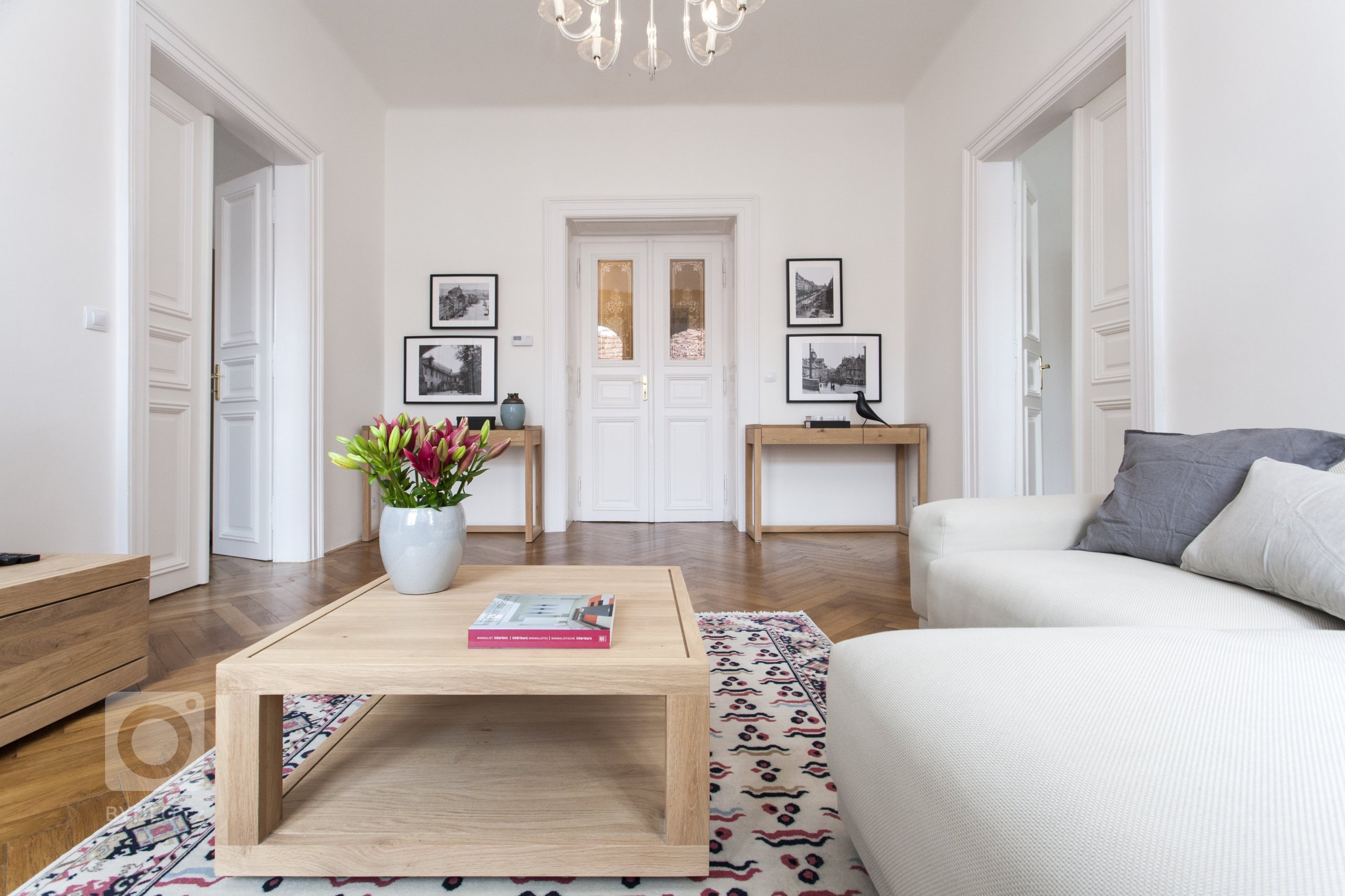 Byt dýchá příjemnou atmosférou,&nbsp;dům je ze 30. let 20. století v klidné ulici přímo v centru pražského dění. Při rekonstrukci se podařílo zachovat řadu…