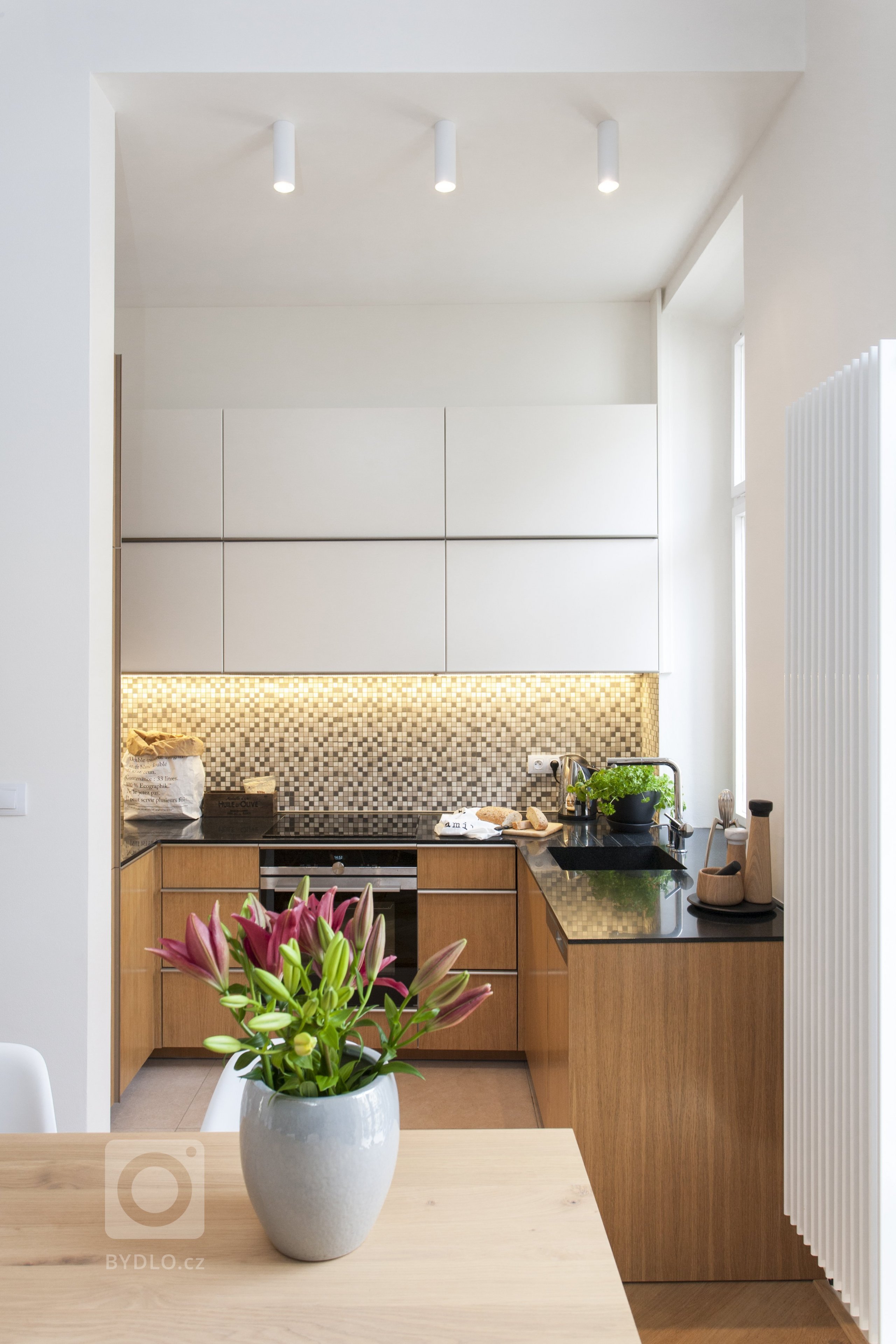 Byt dýchá příjemnou atmosférou,&nbsp;dům je ze 30. let 20. století v klidné ulici přímo v centru pražského dění. Při rekonstrukci se podařílo zachovat řadu…