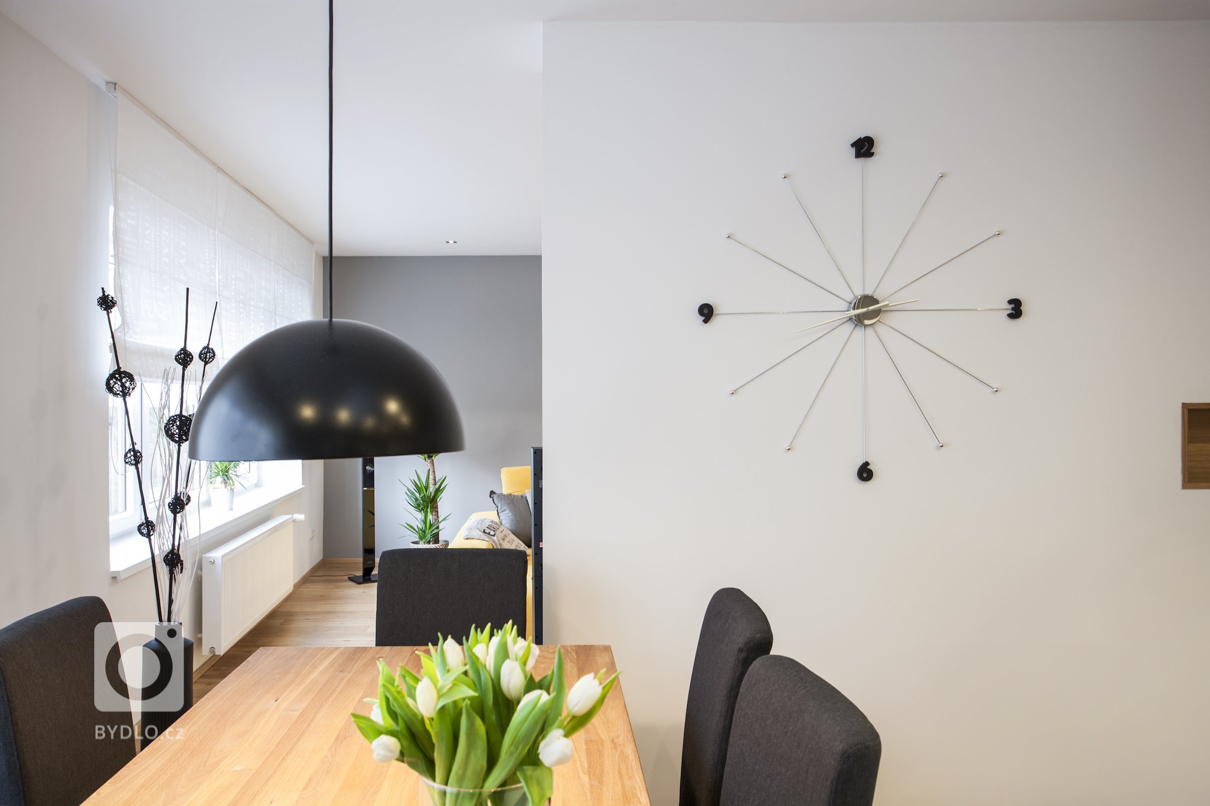 Snažili jsme se byt prosčistit od zbytečných příček, vnést do něj světlo a lehkost, sjednotit interiér. Nejvíce mě potěšilo, že klienti akceptovali zachování…