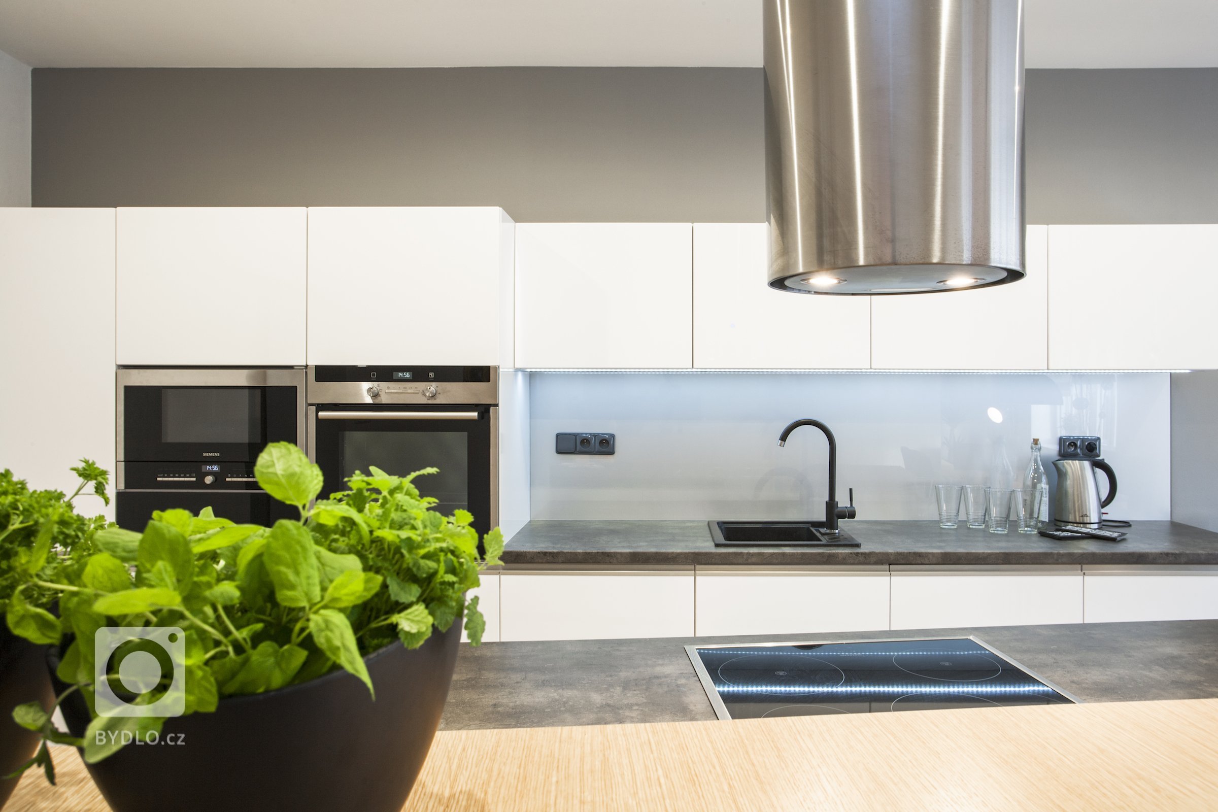 Snažili jsme se byt prosčistit od zbytečných příček, vnést do něj světlo a lehkost, sjednotit interiér. Nejvíce mě potěšilo, že klienti akceptovali zachování…