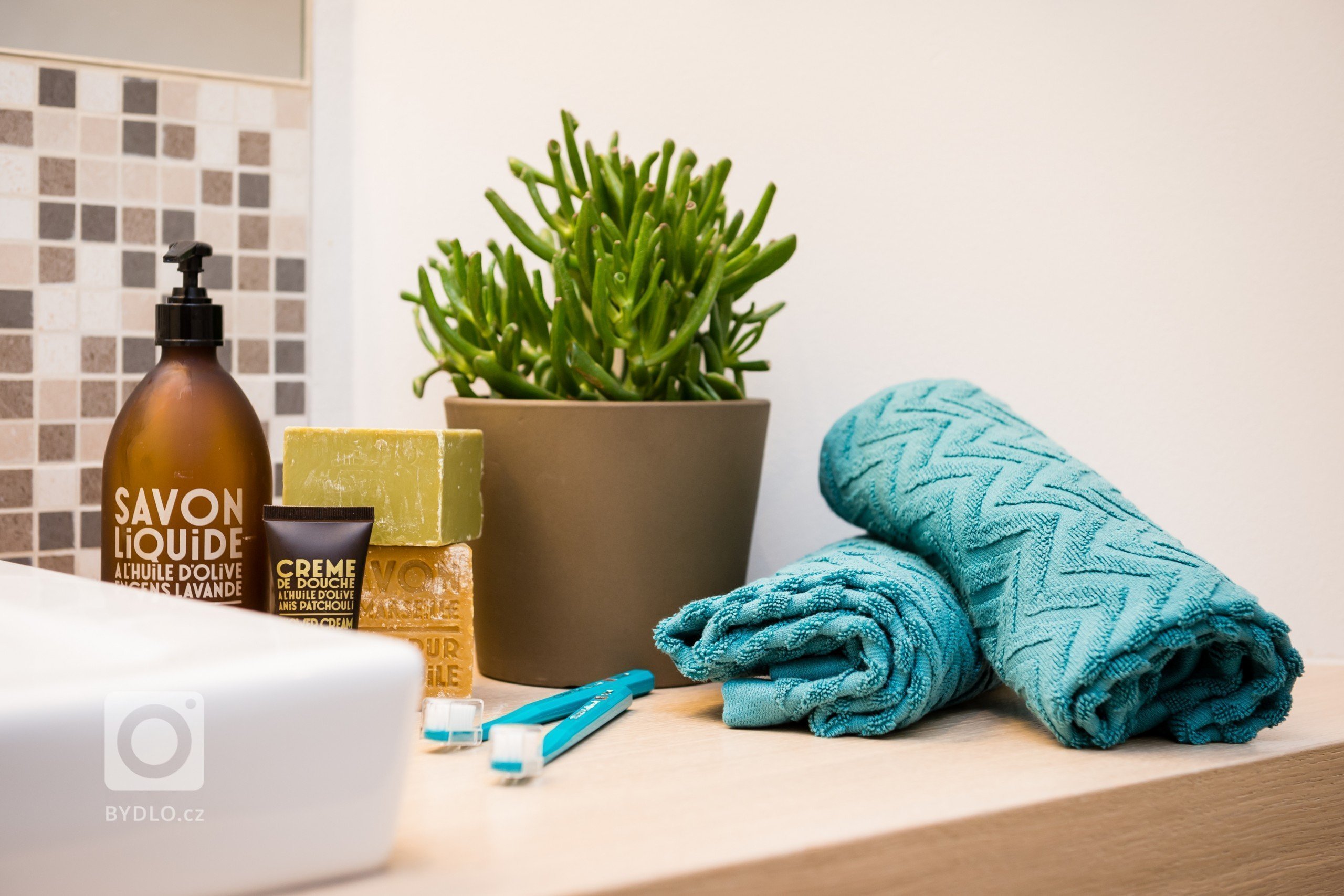 Návrh a realizace koupelny, kuchyně a zádveří v činžovním bytě na pražském Žižkově
