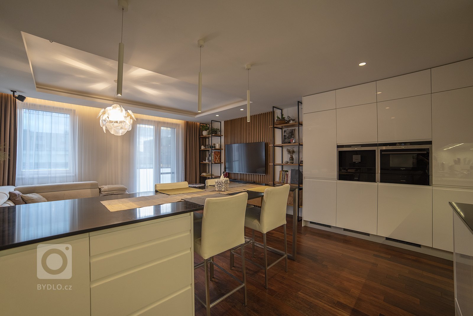 Hlavně nenápadně! To je pomyslné motto této moderní kuchyně, která se snaží splývat s okolím. A že se jí to daří! Decentní pracovní deska z kamene Zodiq…