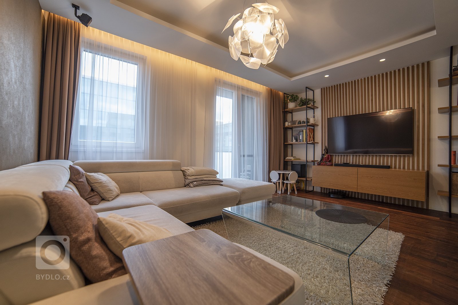 Hlavně nenápadně! To je pomyslné motto této moderní kuchyně, která se snaží splývat s okolím. A že se jí to daří! Decentní pracovní deska z kamene Zodiq…