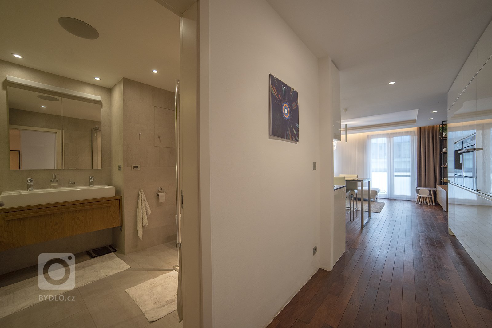 Hlavně nenápadně! To je pomyslné motto této moderní kuchyně, která se snaží splývat s okolím. A že se jí to daří! Decentní pracovní deska z kamene Zodiq…