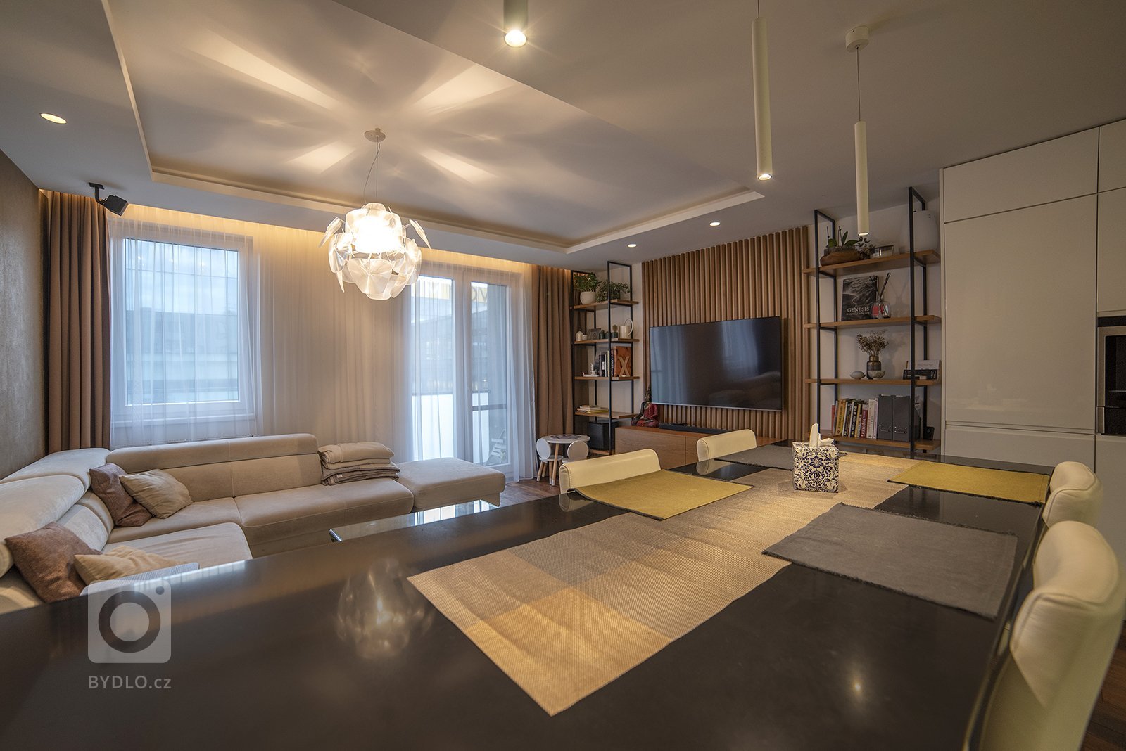 Hlavně nenápadně! To je pomyslné motto této moderní kuchyně, která se snaží splývat s okolím. A že se jí to daří! Decentní pracovní deska z kamene Zodiq…