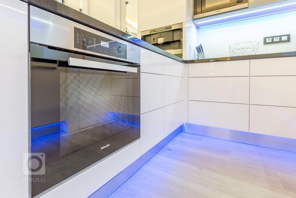 Představujeme vám na první pohled jednoduchou moderní kuchyni, která však v sobě ukrývá luxusní vybavení a prvotřídní materiály! Masivní pracovní deska je…